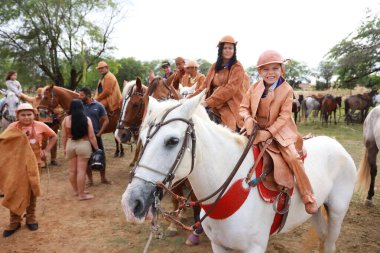 Curaca, Bahia, Brezilya - 7 Temmuz 2024: Kuzeydoğu kovboyu Curaca kentindeki mesleğinin onuruna ayine katıldı.
