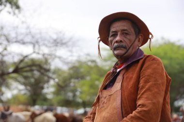 Curaca, Bahia, Brezilya - 7 Temmuz 2024: Kuzeydoğu kovboyu Curaca kentindeki mesleğinin onuruna ayine katıldı.