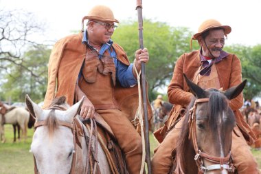 Curaca, Bahia, Brezilya - 7 Temmuz 2024: Kuzeydoğu kovboyu Curaca kentindeki mesleğinin onuruna ayine katıldı.