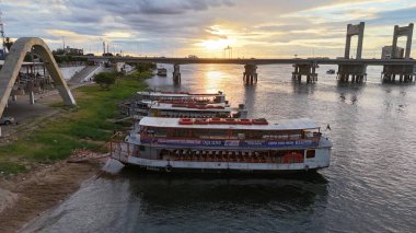 Juazeiro, Bahia, Brezilya - 6 Temmuz 2024: Juazeiro şehrindeki Sao Francisco Nehri kıyısındaki tekne manzarası.