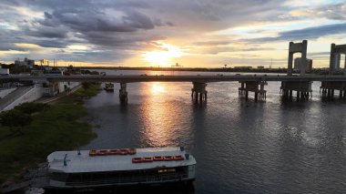 Juazeiro, Bahia, Brezilya - 6 Temmuz 2024: Juazeiro şehrindeki Sao Francisco Nehri kıyısındaki tekne manzarası.