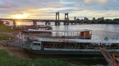 Juazeiro, Bahia, Brezilya - 6 Temmuz 2024: Juazeiro şehrindeki Sao Francisco Nehri kıyısındaki tekne manzarası.