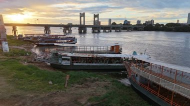 Juazeiro, Bahia, Brezilya - 6 Temmuz 2024: Juazeiro şehrindeki Sao Francisco Nehri kıyısındaki tekne manzarası.