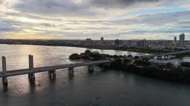 Juazeiro, Bahia, Brezilya - 6 Temmuz 2024: Sao Francisco Nehri üzerindeki Başkan Dutra Köprüsü manzarası. Bu yapı Juazeiro ve Petrolina şehirleri arasındaki bağlantıyı oluşturur..
