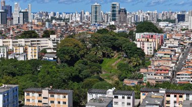 Salvador, Bahia, Brezilya - 29 Haziran 2024: Gecekondu mahallesindeki evlerin ve Salvador şehrindeki yerleşim yerlerinin havadan görünüşü.