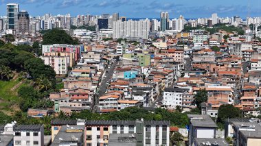 Salvador, Bahia, Brezilya - 29 Haziran 2024: Gecekondu mahallesindeki evlerin ve Salvador şehrindeki yerleşim yerlerinin havadan görünüşü.