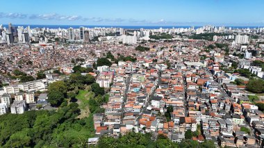 Salvador, Bahia, Brezilya - 29 Haziran 2024: Gecekondu mahallesindeki evlerin ve Salvador şehrindeki yerleşim yerlerinin havadan görünüşü.