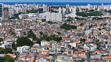 Salvador, Bahia, Brezilya - 29 Haziran 2024: Gecekondu mahallesindeki evlerin ve Salvador şehrindeki yerleşim yerlerinin havadan görünüşü.