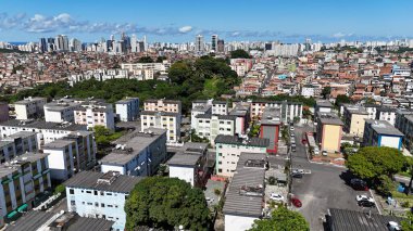 Salvador, Bahia, Brezilya - 29 Haziran 2024: Gecekondu mahallesindeki evlerin ve Salvador şehrindeki yerleşim yerlerinin havadan görünüşü.
