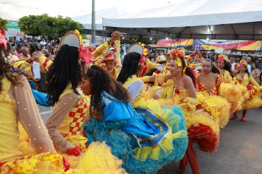 Olindina, Bahia, Brezilya - 22 Haziran 2024: Olindina 'daki Sao Joao şenliklerinde grup dansı.