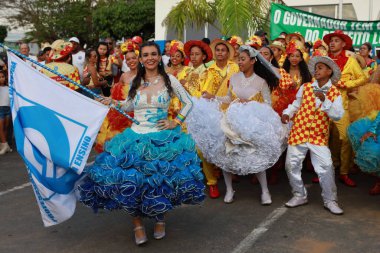 Olindina, Bahia, Brezilya - 22 Haziran 2024: Olindina 'daki Sao Joao şenliklerinde grup dansı.