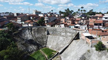 Catu, Bahia, Brezilya - 20 Haziran 2024: Catu şehrindeki bir yamaçtaki evleri korumak için bir beton duvar manzarası.