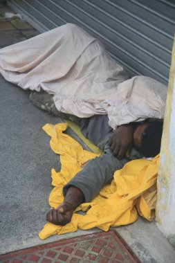 Salvador, Bahia, Brezilya - 16 Haziran 2022: Salvador şehrinin tarihi merkezinde bir kaldırımda uyuyan evsiz adam.