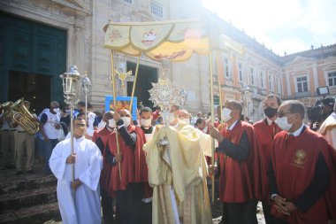 Salvador, Bahia, Brezilya - 16 Haziran 2022: Katolikler Corpus Christi bayramını Salvador 'daki Tarih Merkezi caddelerinde geçit töreniyle kutladılar