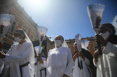 Salvador, Bahia, Brezilya - 16 Haziran 2022: Katolikler Corpus Christi bayramını Salvador 'daki Tarih Merkezi caddelerinde geçit töreniyle kutladılar