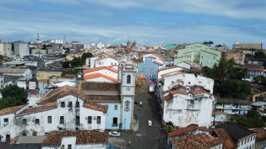 Salvador, Bahia, Brezilya - 16 Haziran 2022: Salvador Tarih Merkezi Pelourinho 'da Sao Joao' nun kutlamalarının süslemelerinde gösterilen dekoratif pankartlar.