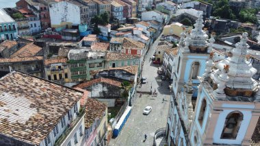 Salvador, Bahia, Brezilya - 20 Haziran 2022: Salvador Tarih Merkezi Pelourinho 'da Sao Joao' nun kutlamalarının süslemelerinde gösterilen dekoratif pankartlar.