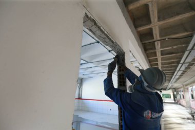 Salvador, Bahia, Brezilya - 8 Temmuz 2022: Salvador şehrinde bir devlet okulu inşaatı.