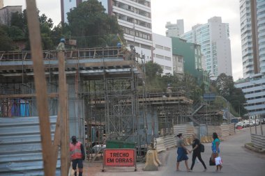 Salvador, Bahia, Brezilya - 29 Temmuz 2022: Salvador 'daki Lucaia Kanal Bölgesi' ndeki BRT taşıma sisteminin özel şeridi şantiyesinin manzarası.