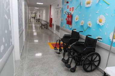 Iaberaba, Bahia, Brezilya - 2 Haziran 2023: Itaberaba kentinin birleşik sağlık sistemi tarafından sağlanan kamu sağlık hizmetleri ile bir hastanede tekerlekli sandalye