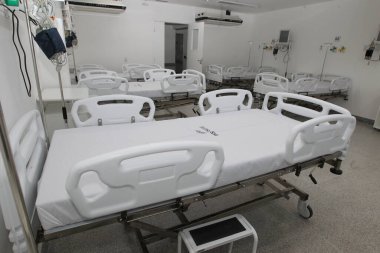 Iaberaba, Bahia, Brezilya - 2 Haziran 2023: Itaberaba kentindeki birleşik sağlık sistemi aracılığıyla kamu hizmetinin olduğu bir hastanede yatak