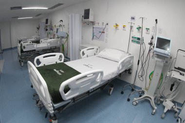 Iaberaba, Bahia, Brezilya - 2 Haziran 2023: Itaberaba kentindeki birleşik sağlık sistemi aracılığıyla kamu hizmetinin olduğu bir hastanede yatak