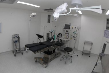 Iaberaba, Bahia, Brezilya - 2 Haziran 2023: Itaberaba kentinin birleşik sağlık sistemi tarafından sağlanan kamu sağlık hizmetleri ile bir hastanede cerrahi masası