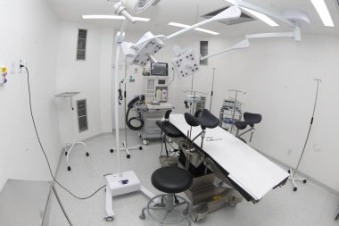 Iaberaba, Bahia, Brezilya - 2 Haziran 2023: Itaberaba kentinin birleşik sağlık sistemi tarafından sağlanan kamu sağlık hizmetleri ile bir hastanede cerrahi masası