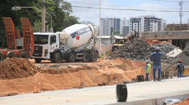 Salvador, Bahia, Brezilya - 12 Eylül 2023: Beton karıştırıcı kamyonun Salvador şehrindeki özel BRT rotasında inşaat için beton getirdiği görüldü..