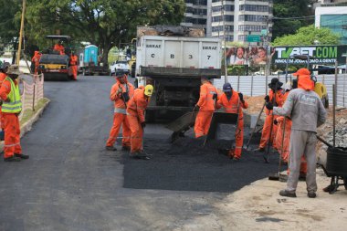 Salvador, Bahia, Brezilya - 25 Eylül 2023: Salvador şehrinde asfalt döşeyen işçiler