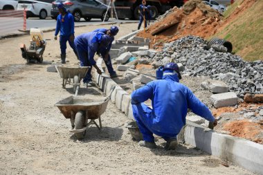 Salvador, Bahia, Brezilya - 25 Eylül 2023: Salvador şehrinde halka açık bir yol inşa eden işçiler.