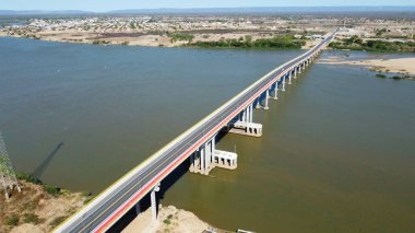 Barra, bahia, Brezilya - 1 Ekim 2023: Ponte do Feijao 'nun havadan görünüşü, Barra ve Xique Xique şehirleri arasındaki bağlantı So Francisco Nehri üzerinde.