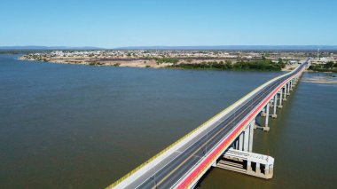 Barra, bahia, Brezilya - 1 Ekim 2023: Ponte do Feijao 'nun havadan görünüşü, Barra ve Xique Xique şehirleri arasındaki bağlantı So Francisco Nehri üzerinde.