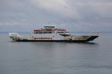 Itaparica, Bahia, Brezilya - 13 Ekim 2023: Salvador 'daki Baia de Todos os Santos nehri kıyısındaki Zumbi dos Palmare feribotu.