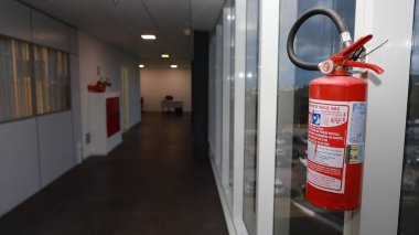 Salvador, Bahia, Brezilya - 10 Ekim 2023: Salvador 'da ticari bir binada yangın söndürücü görüldü.