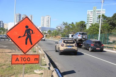 Salvador, Bahia, Brezilya - 31 Ekim 2023: İşaretler Salvador 'daki BR 324 otoyolu boyunca işçileri gösteriyor..