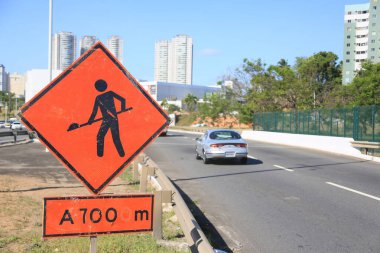 Salvador, Bahia, Brezilya - 31 Ekim 2023: İşaretler Salvador 'daki BR 324 otoyolu boyunca işçileri gösteriyor..