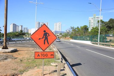 Salvador, Bahia, Brezilya - 31 Ekim 2023: İşaretler Salvador 'daki BR 324 otoyolu boyunca işçileri gösteriyor..