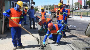 Salvador, Bahia, Brezilya - 29 Nisan 2024: Salvador şehrinde halka açık bir yol inşa eden işçiler.