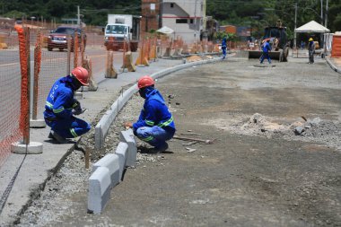 Salvador, Bahia, Brezilya - 17 Ocak 2024: Salvador şehrinde halka açık bir yol inşa eden işçiler.