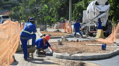 Salvador, Bahia, Brezilya - 29 Nisan 2024: Salvador şehrinde halka açık bir yol inşa eden işçiler.