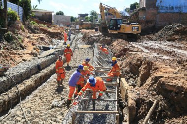 Salvador, Bahia, Brezilya - 15 Mayıs 2024: Salvador şehrinde kanalizasyon yatağı inşa eden işçiler.