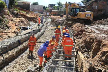 Salvador, Bahia, Brezilya - 15 Mayıs 2024: Salvador şehrinde kanalizasyon yatağı inşa eden işçiler.