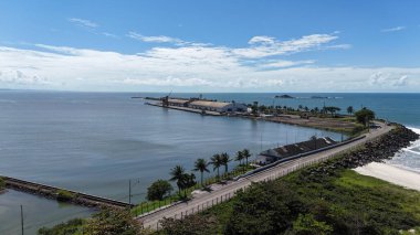 Ilheus, Bahia, Brezilya - 18 Temmuz 2024: Ilheus şehrindeki Malhado limanının havadan görünüşü.