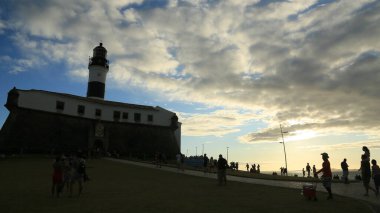 Salvador, Bahia, Brezilya - 20 Temmuz 2024: Salvador şehrinde Farol da Barra olarak bilinen Santo Antonio kalesinin havadan görünüşü.