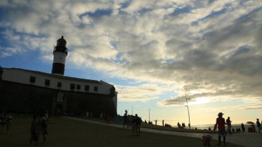 Salvador, Bahia, Brezilya - 20 Temmuz 2024: Salvador şehrinde Farol da Barra olarak bilinen Santo Antonio kalesinin havadan görünüşü.
