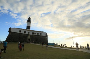 Salvador, Bahia, Brezilya - 20 Temmuz 2024: Salvador şehrinde Farol da Barra olarak bilinen Santo Antonio kalesinin havadan görünüşü.
