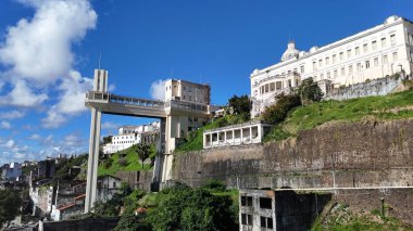 Salvador, Bahia, Brezilya - 20 Temmuz 2024: Salvador şehrindeki bir anıt olan Lacerda Asansörü manzarası.