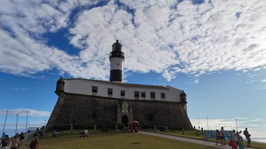 Salvador, Bahia, Brezilya - 20 Temmuz 2024: Salvador şehrinde Farol da Barra olarak bilinen Santo Antonio kalesinin havadan görünüşü.