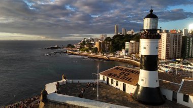 Salvador, Bahia, Brezilya - 20 Temmuz 2024: Salvador şehrinde Farol da Barra olarak bilinen Santo Antonio kalesinin havadan görünüşü.